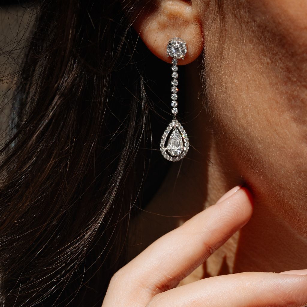 Pendientes largos de oro y diamante en novia