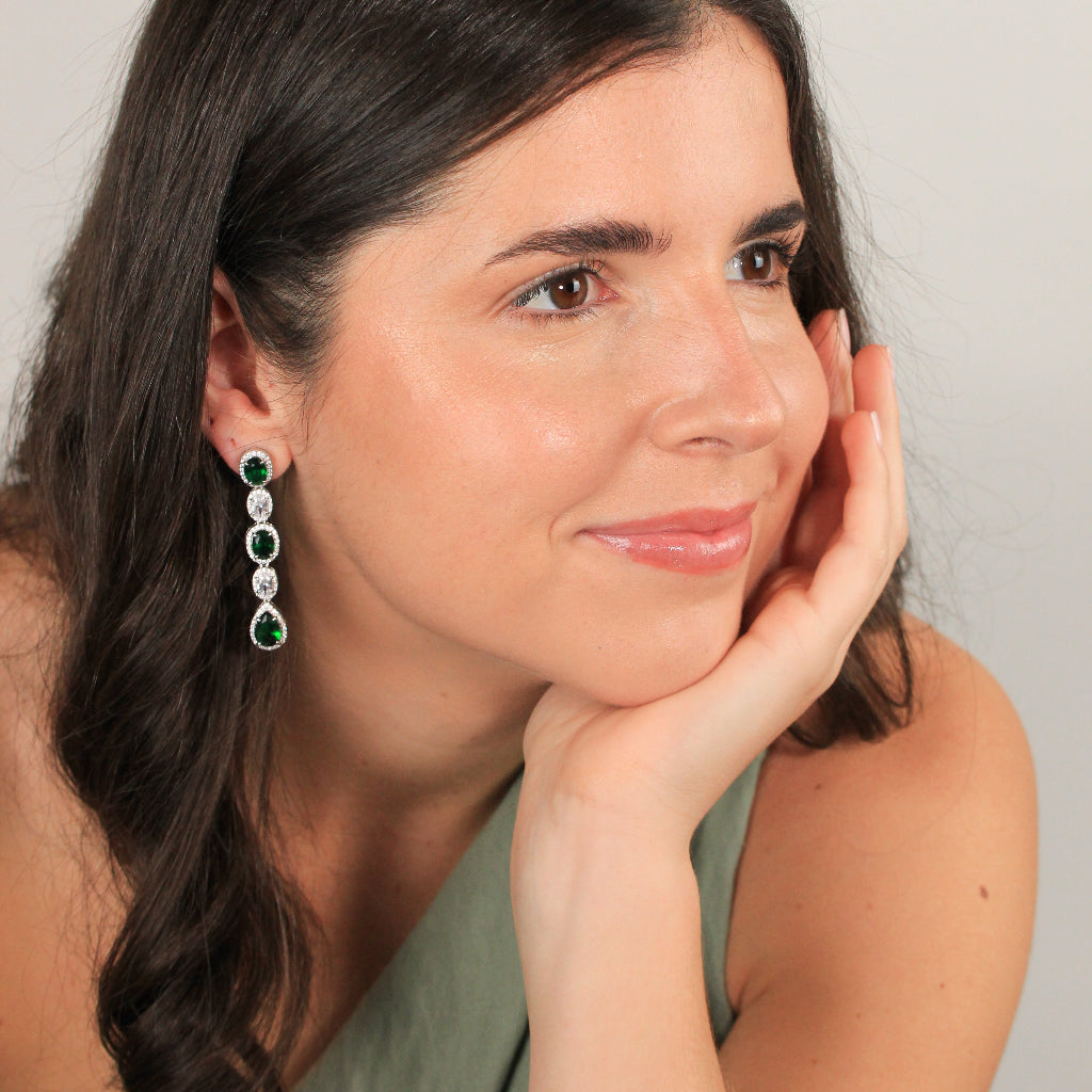 Pendientes de invitada verdes en plata de primera ley con circonitas