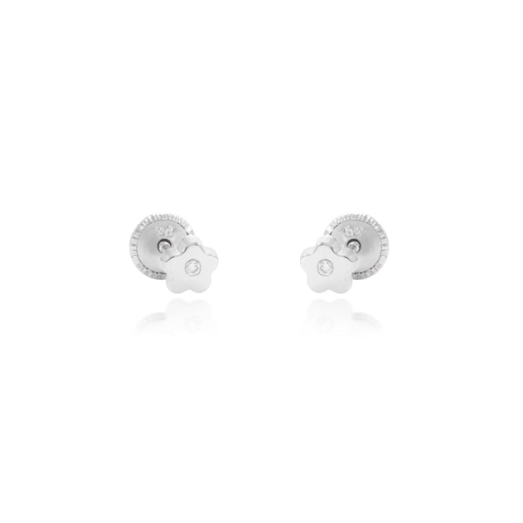 Pendientes de niña realizados en oro blanco de 18 quilates en forma de flor con dos solitarios de diamante talla brillante engastados en chatón. Joyería Pamplona.