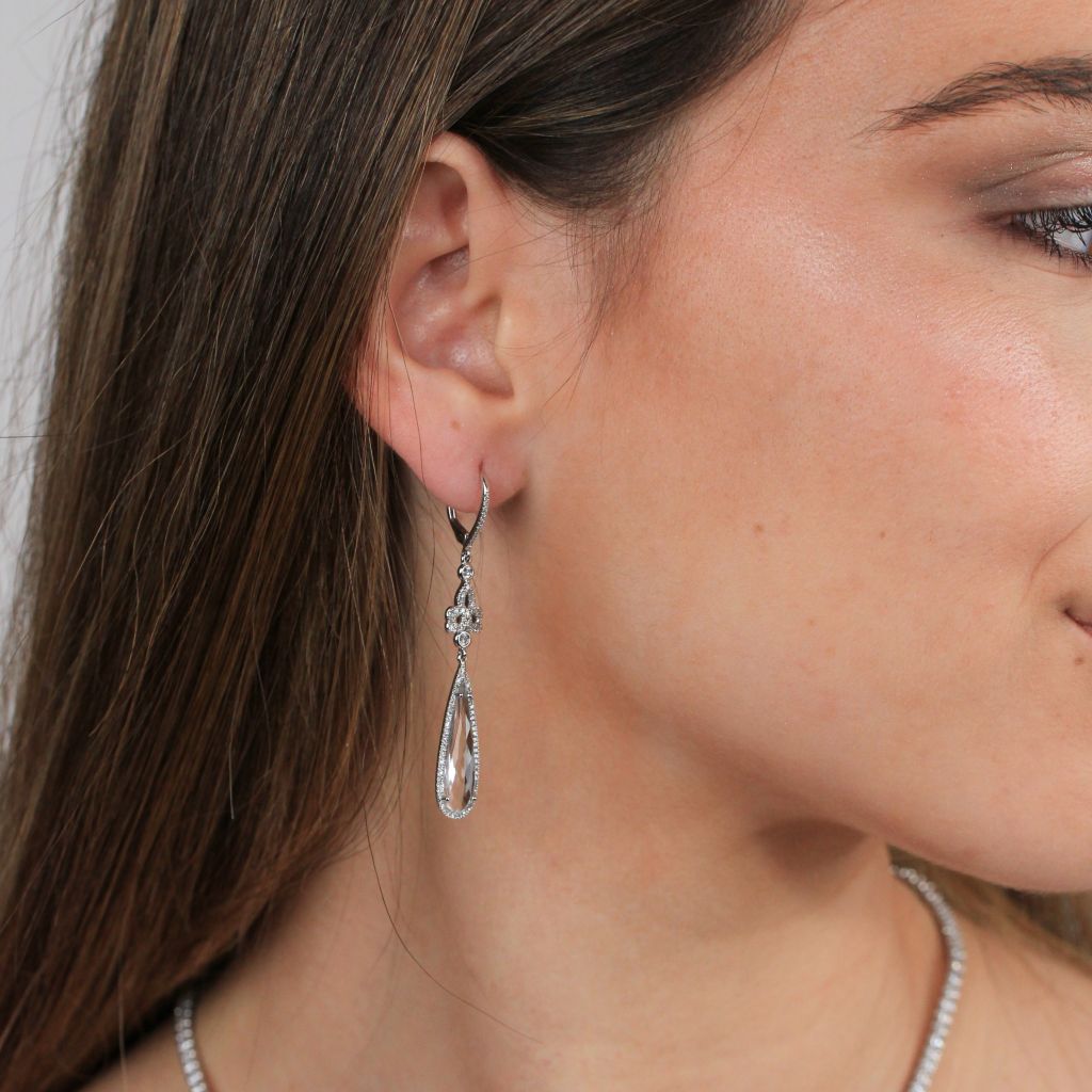 Pendientes para novia de oro y diamantes en oreja de modelo