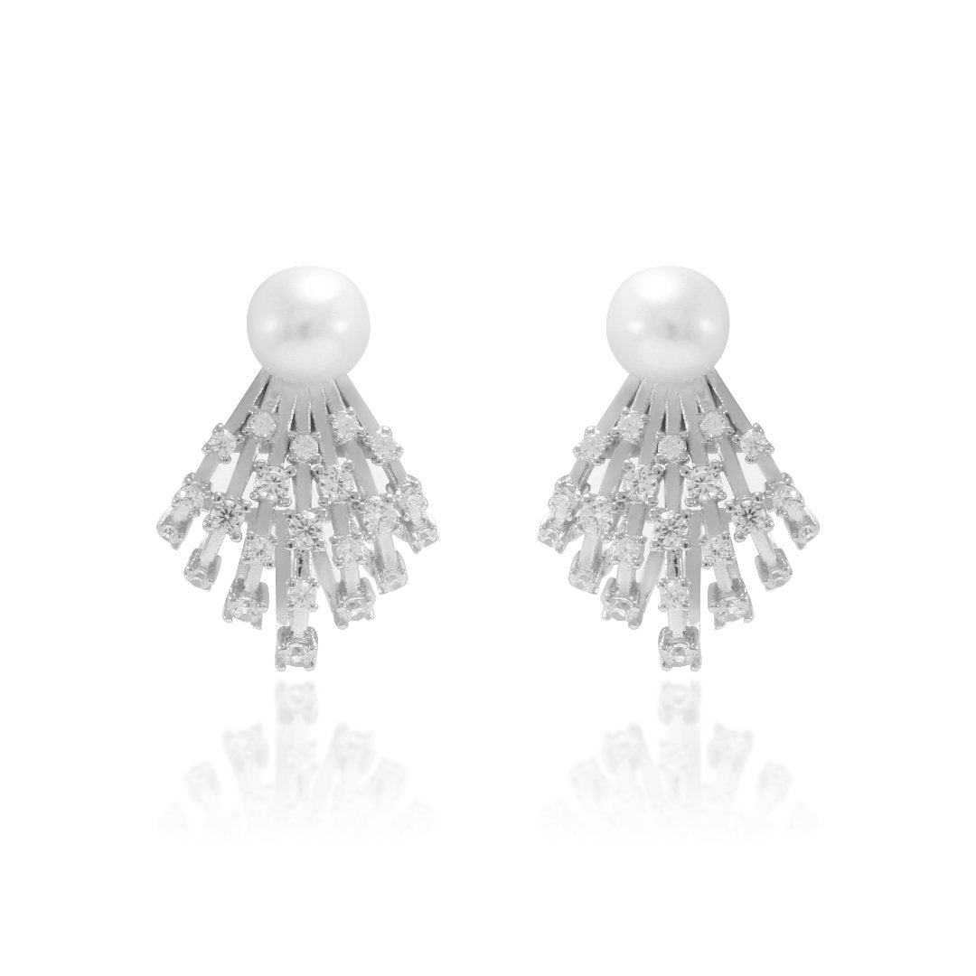 Pendientes de novia realizados en plata de primera ley con una perla y diseño de circonitas