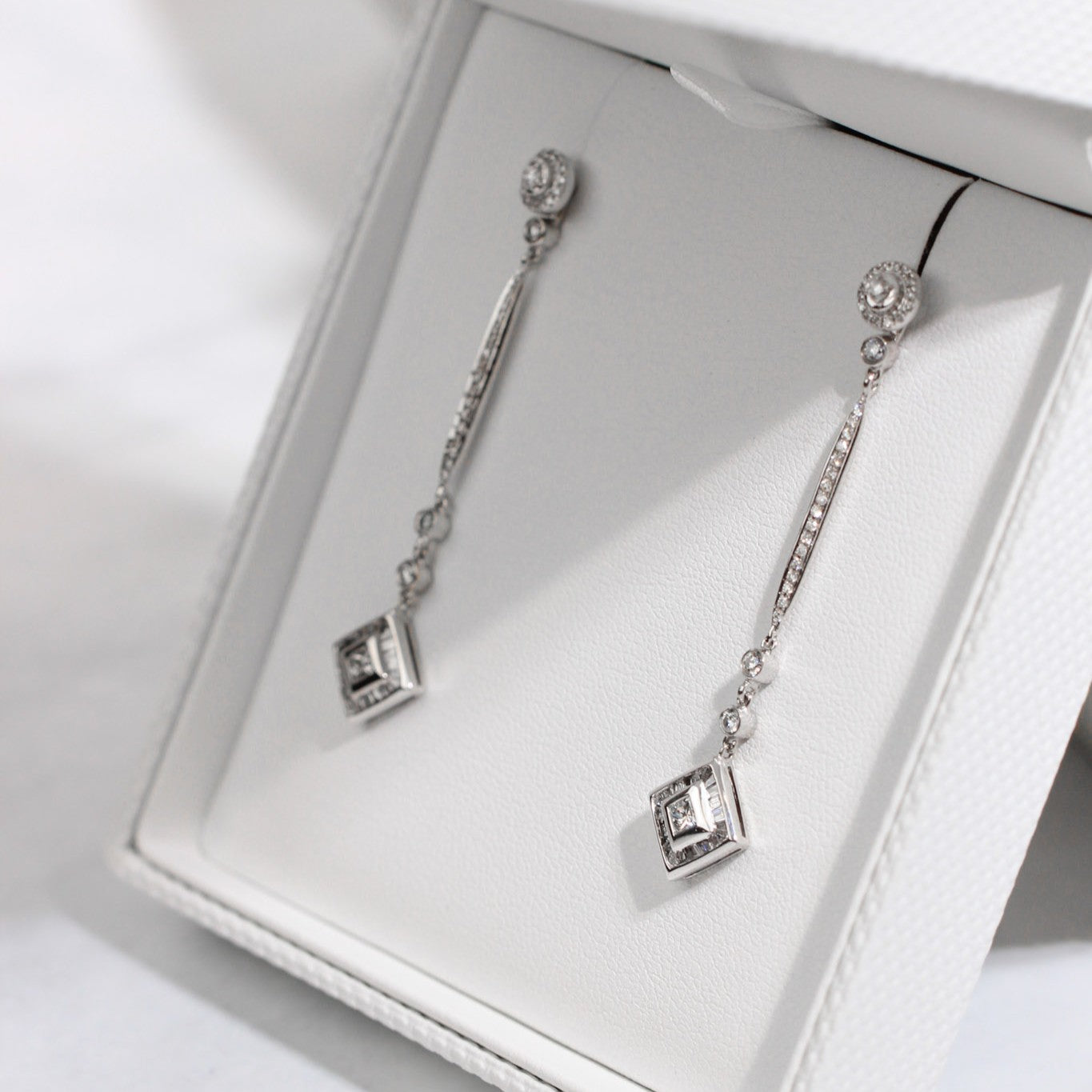 Pendientes largos de oro blanco y diamante para novia
