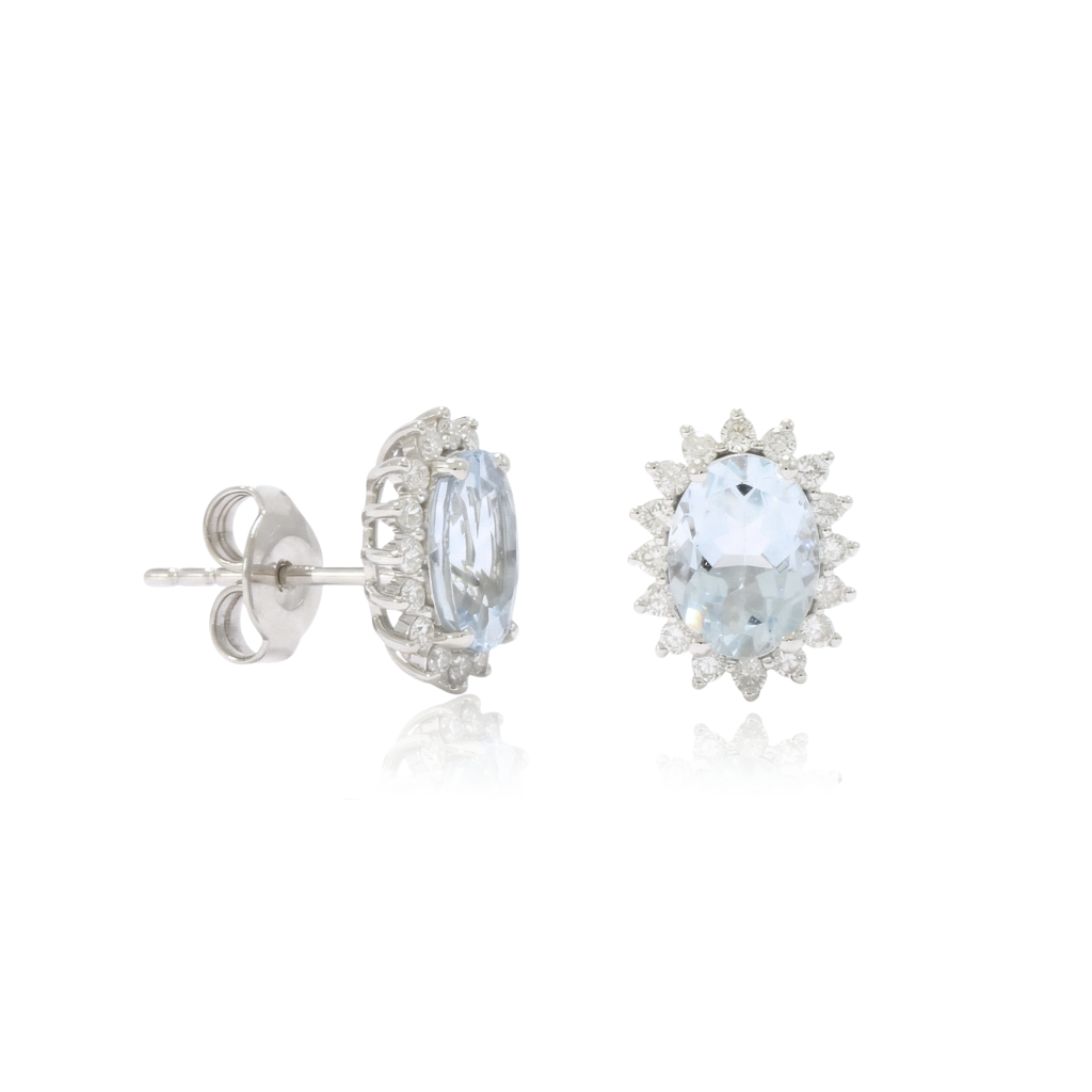 pendientes en oro blanco de 18 quilates con aguamarina central y una orla de diamantes