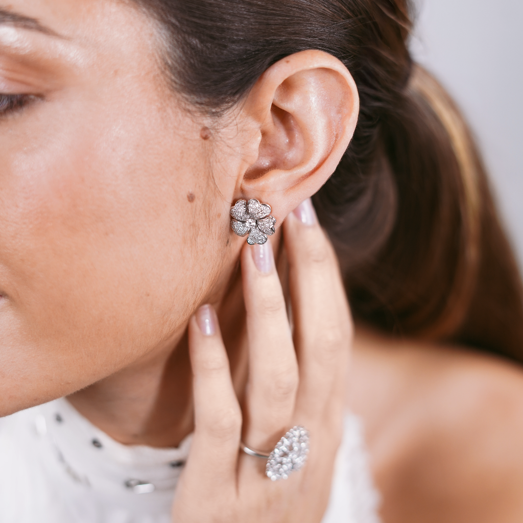 pendientes flor oro blanco de 18k y diamantes para novia