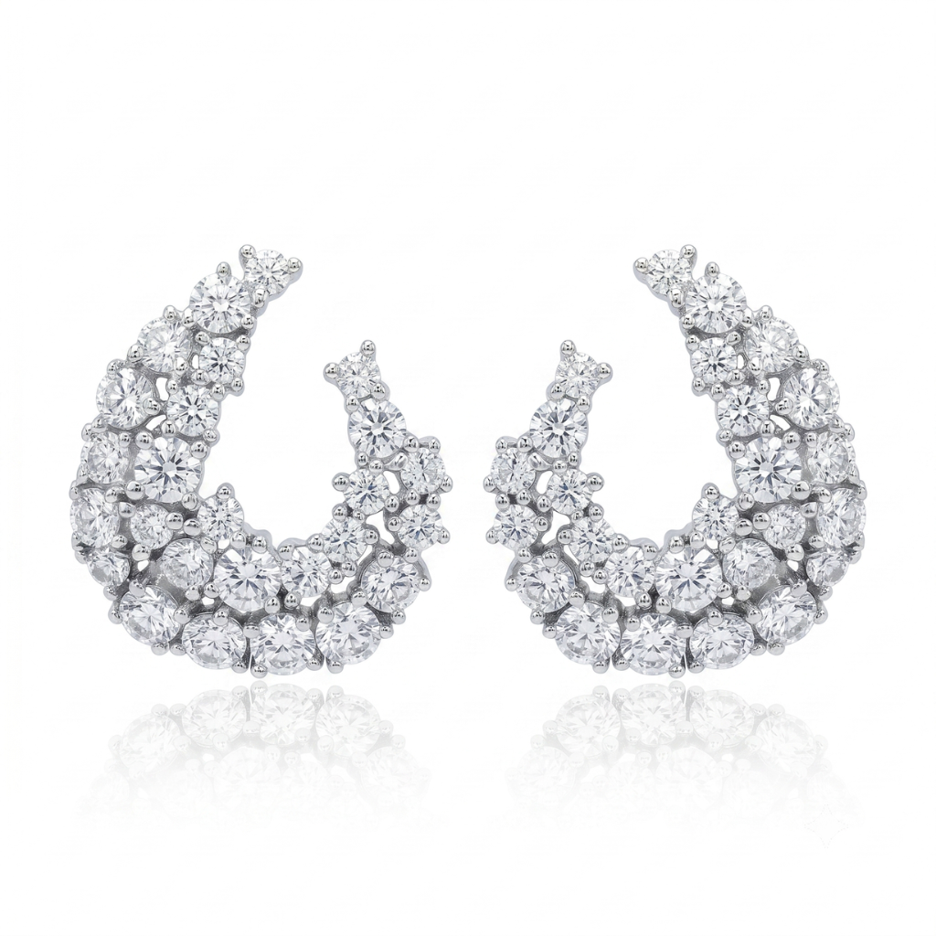 Pendientes de novia realizados en plata de primera ley con circonitas incoloras.