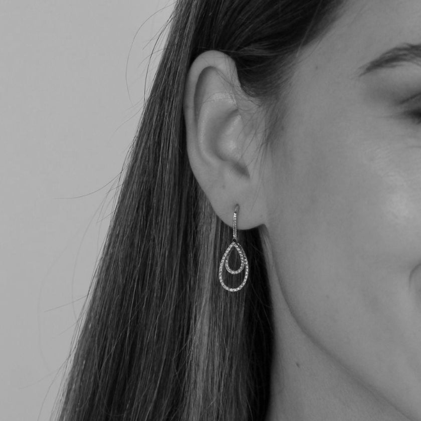 Pendientes para novia de oro y diamantes en oreja de modelo