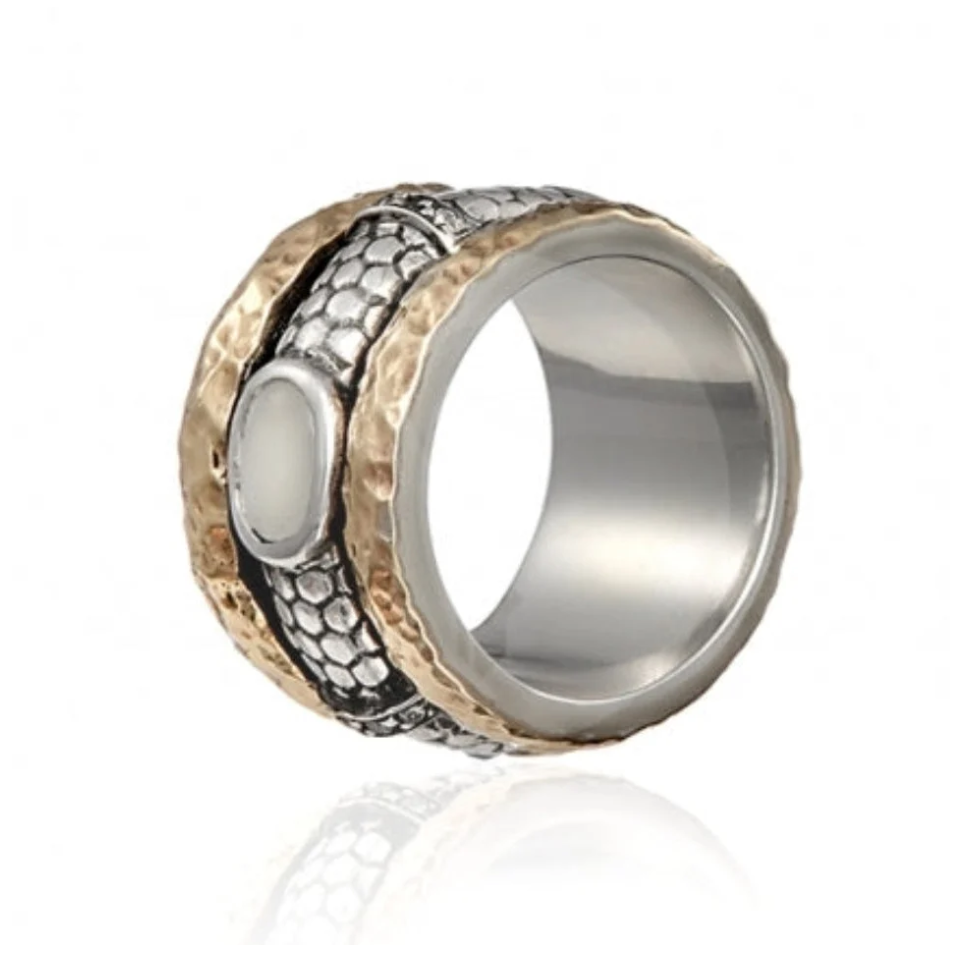 Anillo realizado en plata de primera ley (925) y oro 9 de quilates y nácar.