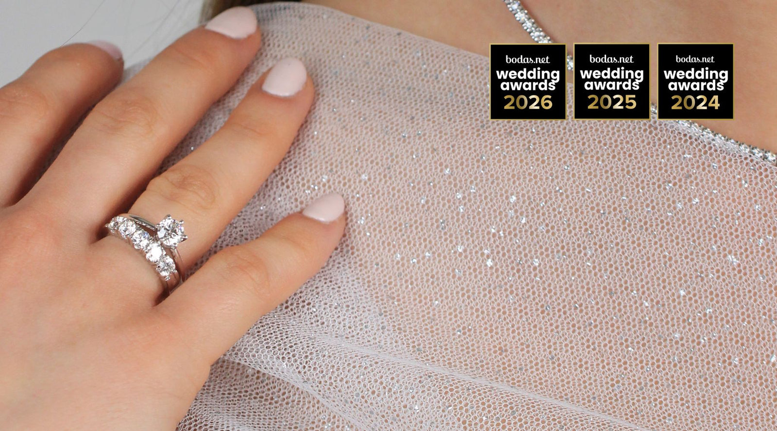 Anillo solitario y carril de compromiso en oro blanco y diamantes en mano de modelo