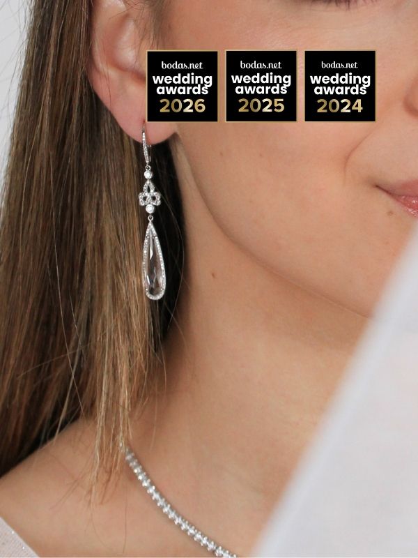 Modelo con pendientes largos de oro y diamante de alta joyería