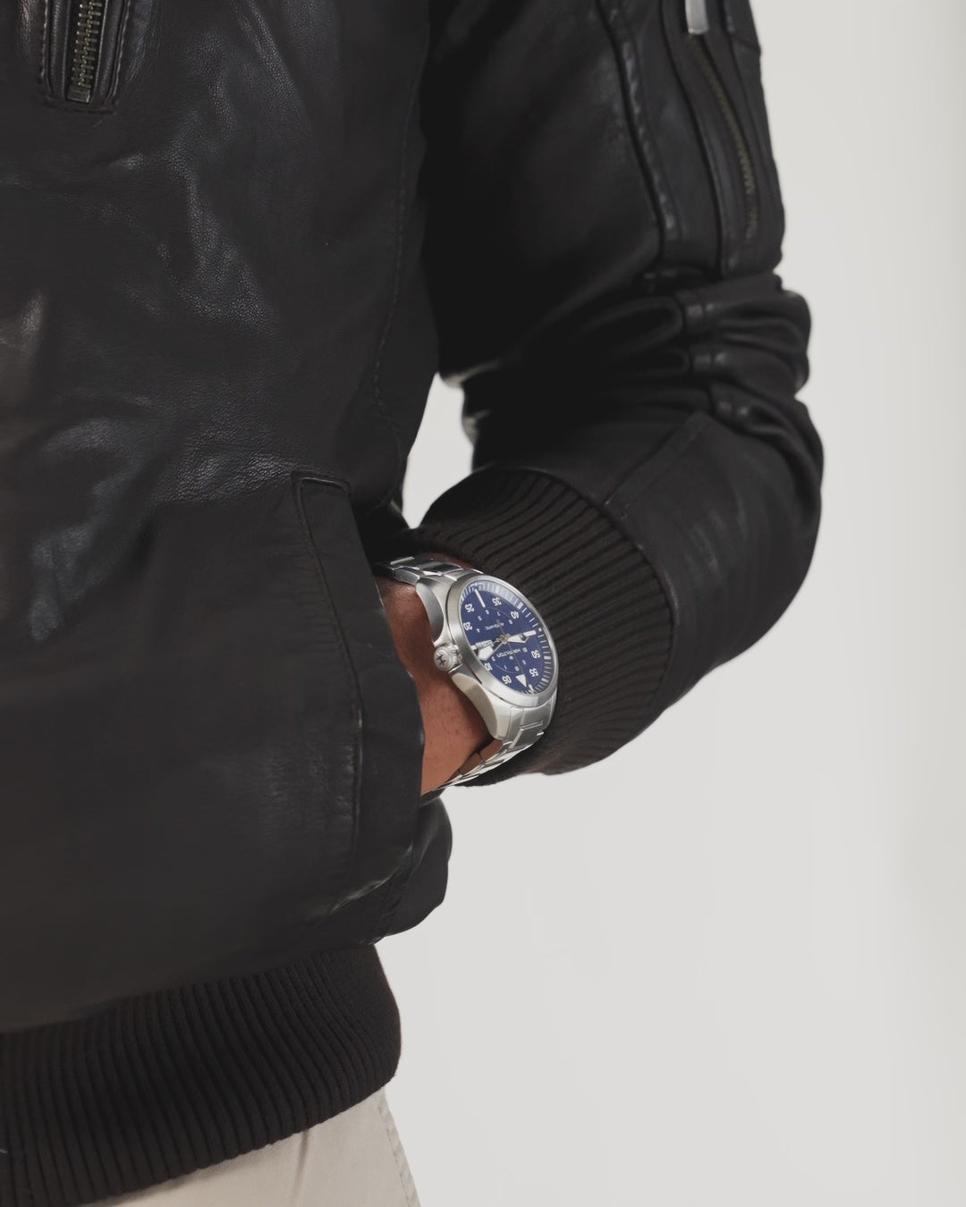 Modelo con Hamilton Khaki Esfera Azul. Joyería Pamplona.