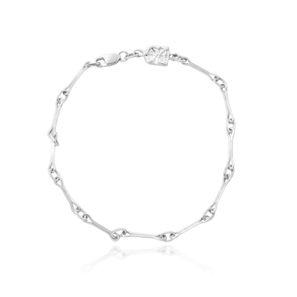 Pulsera de Navarra realizada en oro blanco de 18 quilates con el eslabón y el escudo de Navarra.