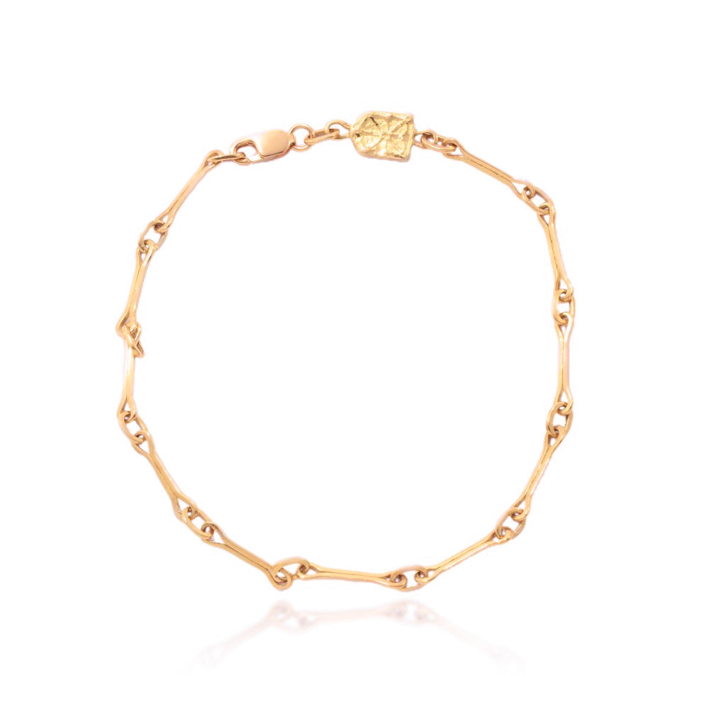 Pulsera de Navarra realizada en oro rosa de 18 quilates con el eslabón y el escudo de Navarra.