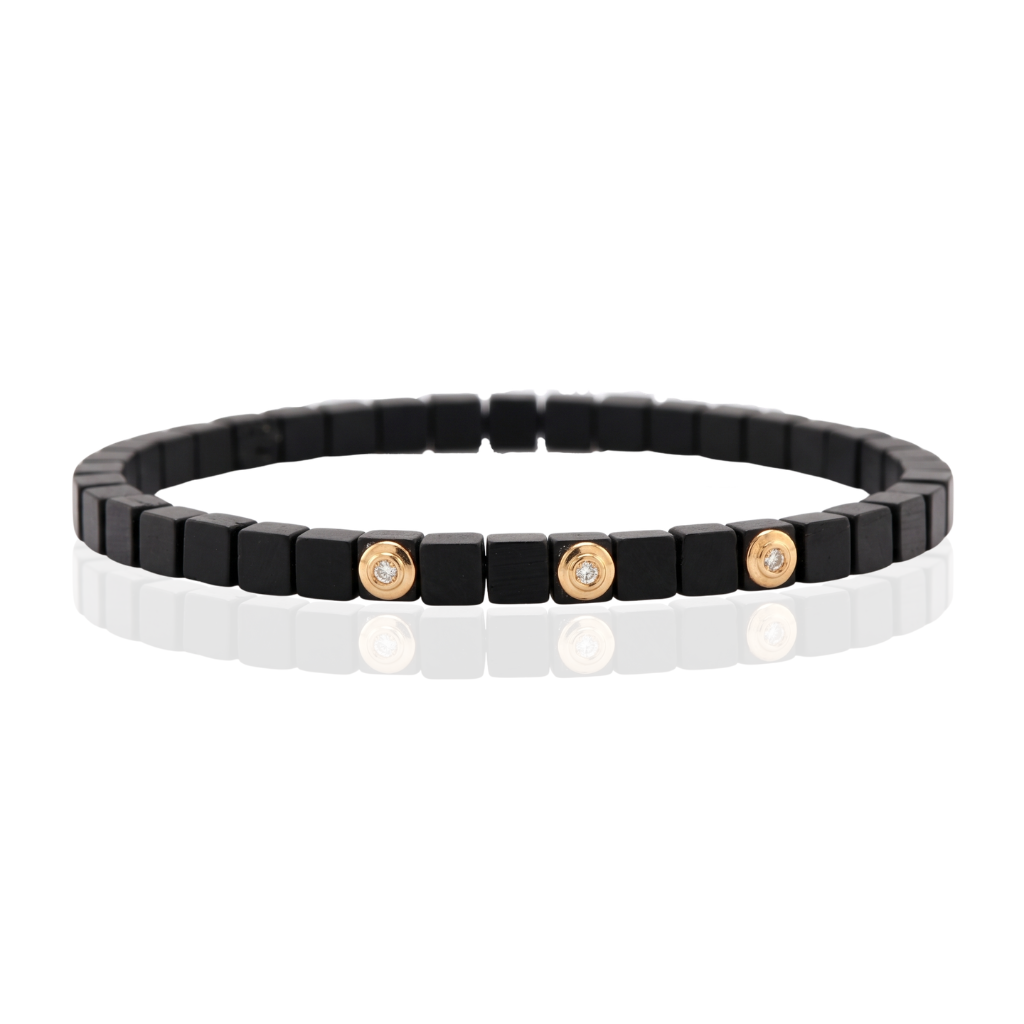 pulsera de hombre con tres diamantes engastados en un chaton de oro rosa