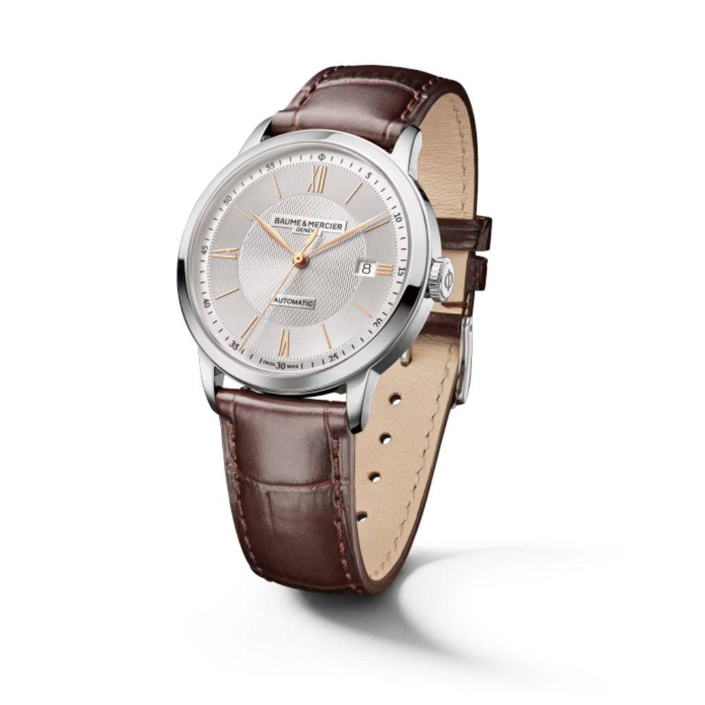 Reloj Baume &amp;; Mercier Classima 10874 Automático con caja de 40 mm, esfera blanca plateada y fecha situada a las 3, con correa de piel. Disponible en BIJOYA, distribuidor oficial de Baume &amp;; Mercier en Pamplona.