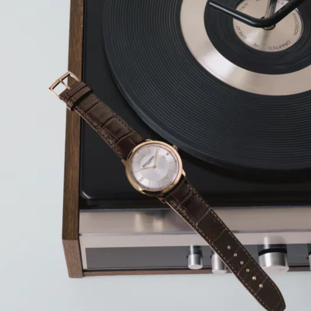 Reloj Baume &; Mercier Classima 10857 de Cuarzo con caja de 40 mm de acero con revestimiento PVD dorado esfera plateada y fecha situada a las 3, con correa de piel marrón. BIJOYA, relojería pamplona