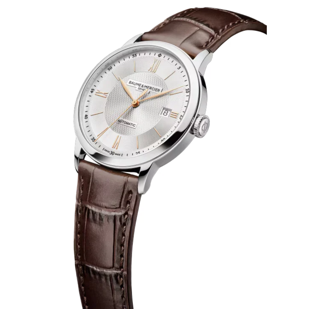 Reloj Baume &amp;; Mercier Classima 10874 Automático con caja de 40 mm, esfera blanca plateada y fecha situada a las 3, con correa de piel. Disponible en BIJOYA, distribuidor oficial de Baume &amp;; Mercier en Pamplona.