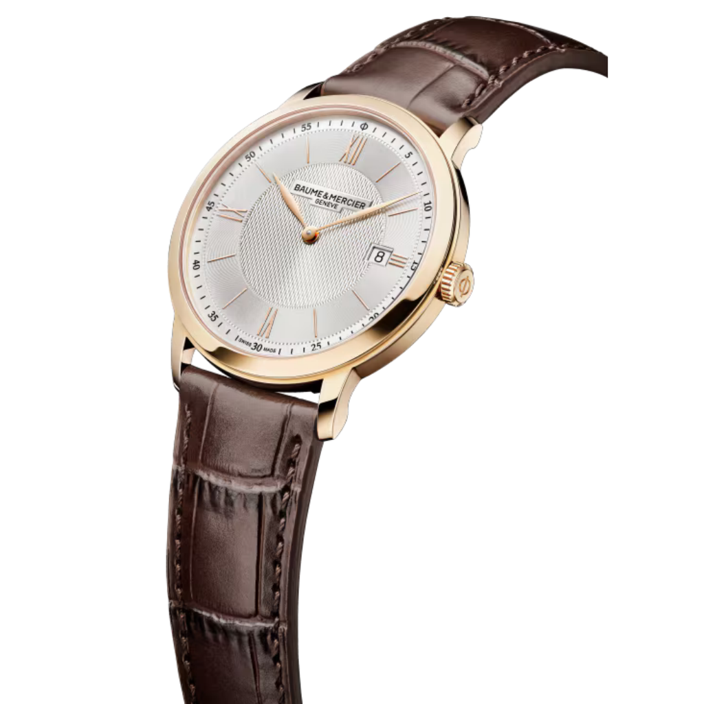 Reloj Baume &; Mercier Classima 10857 de Cuarzo con caja de 40 mm de acero con revestimiento PVD dorado esfera plateada y fecha situada a las 3, con correa de piel marrón. BIJOYA, relojería pamplona
