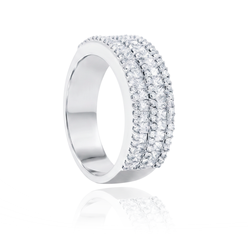 anillo ancho realizado en oro blanco de 8 quilates con diamantes de distintas tallas