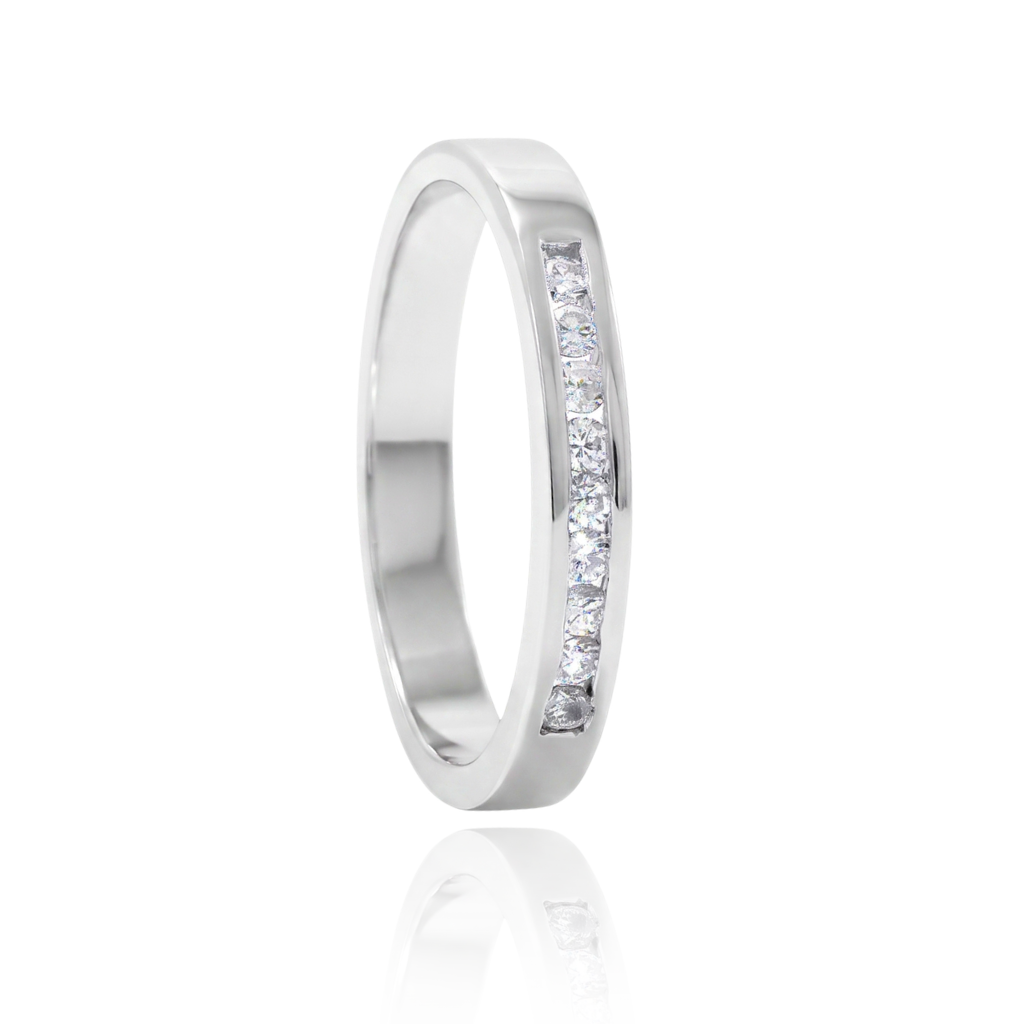 anillo carril de diamantes realizado en oro blanco de 18 quilates