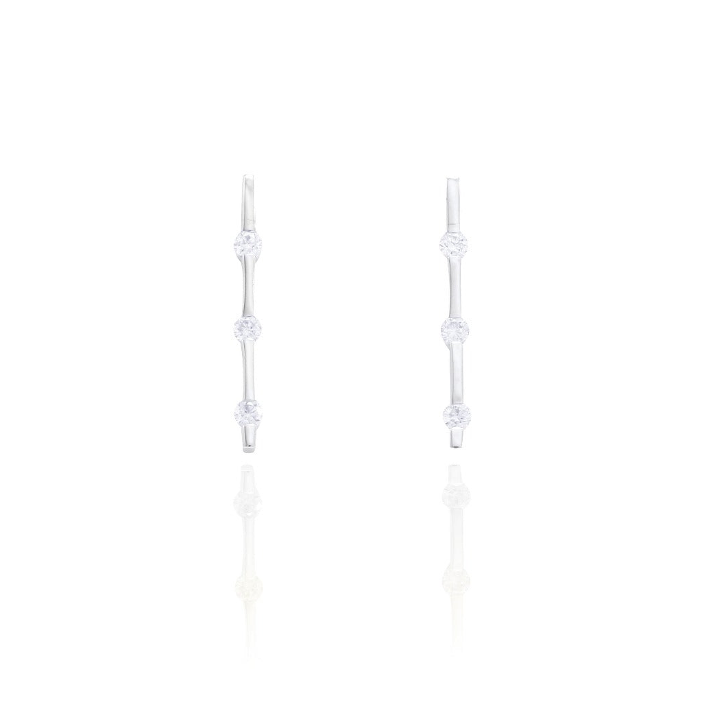 Pendientes de oro blanco de 18 quilates engastados con 3 diamantes talla brillante. Pendientes de novia. Joyería Pamplona.