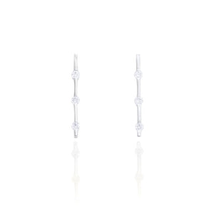 Pendientes de oro blanco de 18 quilates engastados con 3 diamantes talla brillante. Pendientes de novia. Joyería Pamplona.