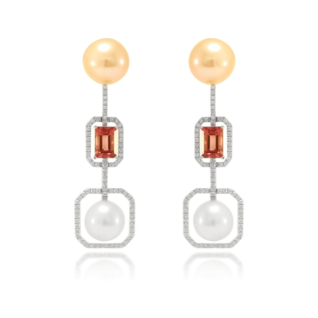 Pendientes de oro blanco de 18 quilates con dos perlas cultivadas de color rosa y otras dos perlas cultivadas finales en blanco, tiene dos topacios rosas y 156 diamantes talla brillante de 0,31 cts. 