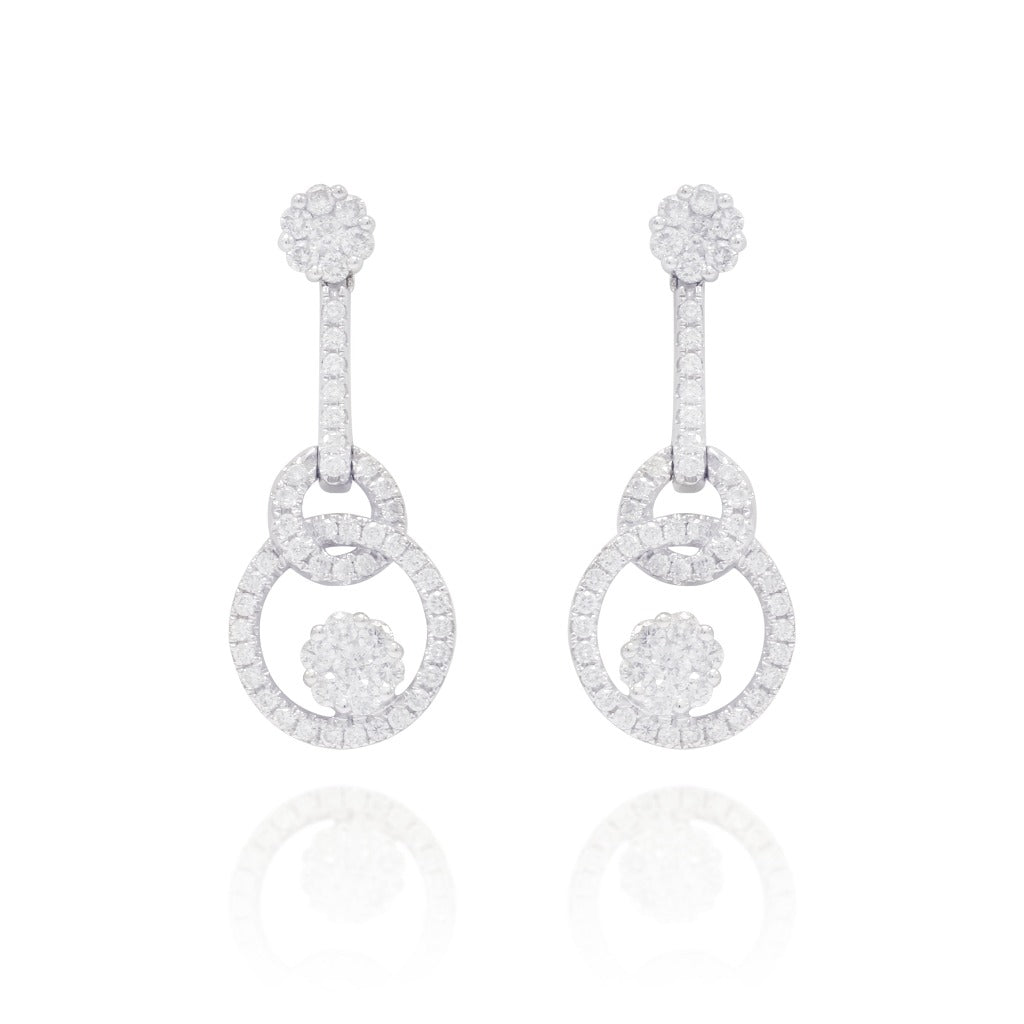 Pendientes largos de oro blanco y de 18 quilates con diamantes talla brillante. Pendientes de novia. Joyería Pamplona.