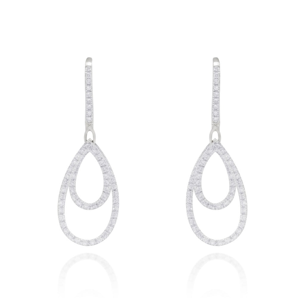 Pendientes largos de oro blanco y de 18 quilates con diamantes talla brillante. Pendientes de novia. Joyería Pamplona.