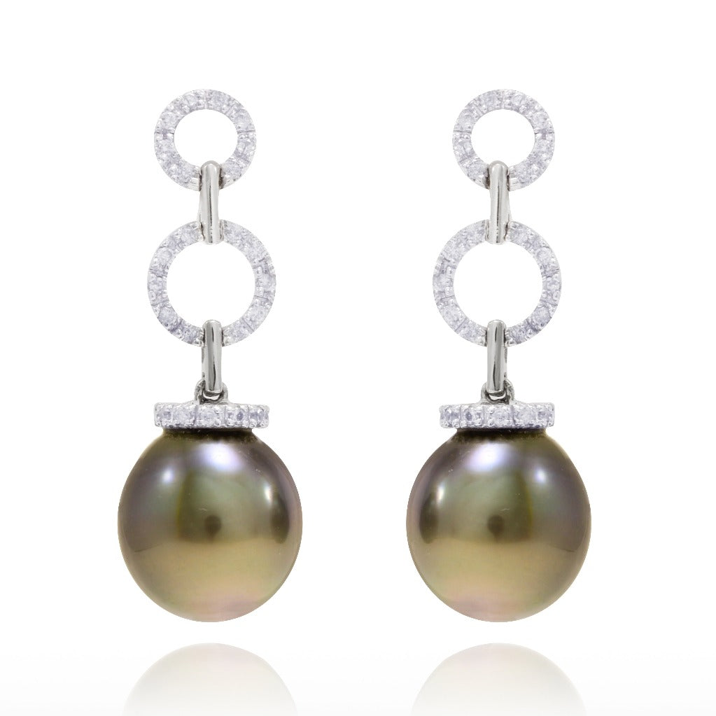 Pendientes largos de oro blanco de 18 quilates con perla tahití y 30 diamantes talla brillante. Pendientes de novia. Joyería Pamplona