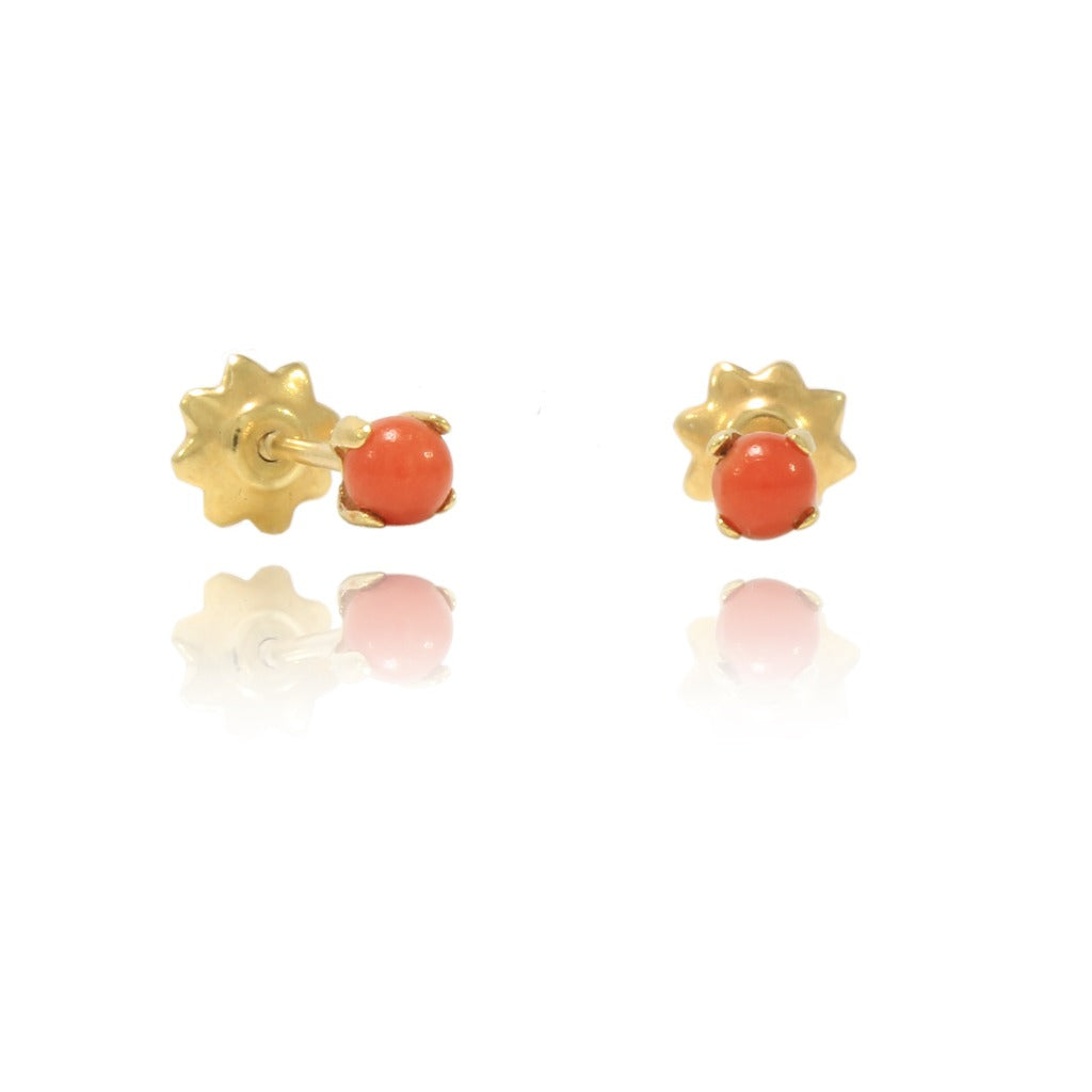 Pendientes en oro amarillo de 18 quilates, bolita de coral, cierre rosca. Pendientes de niña. Joyería Pamplona.