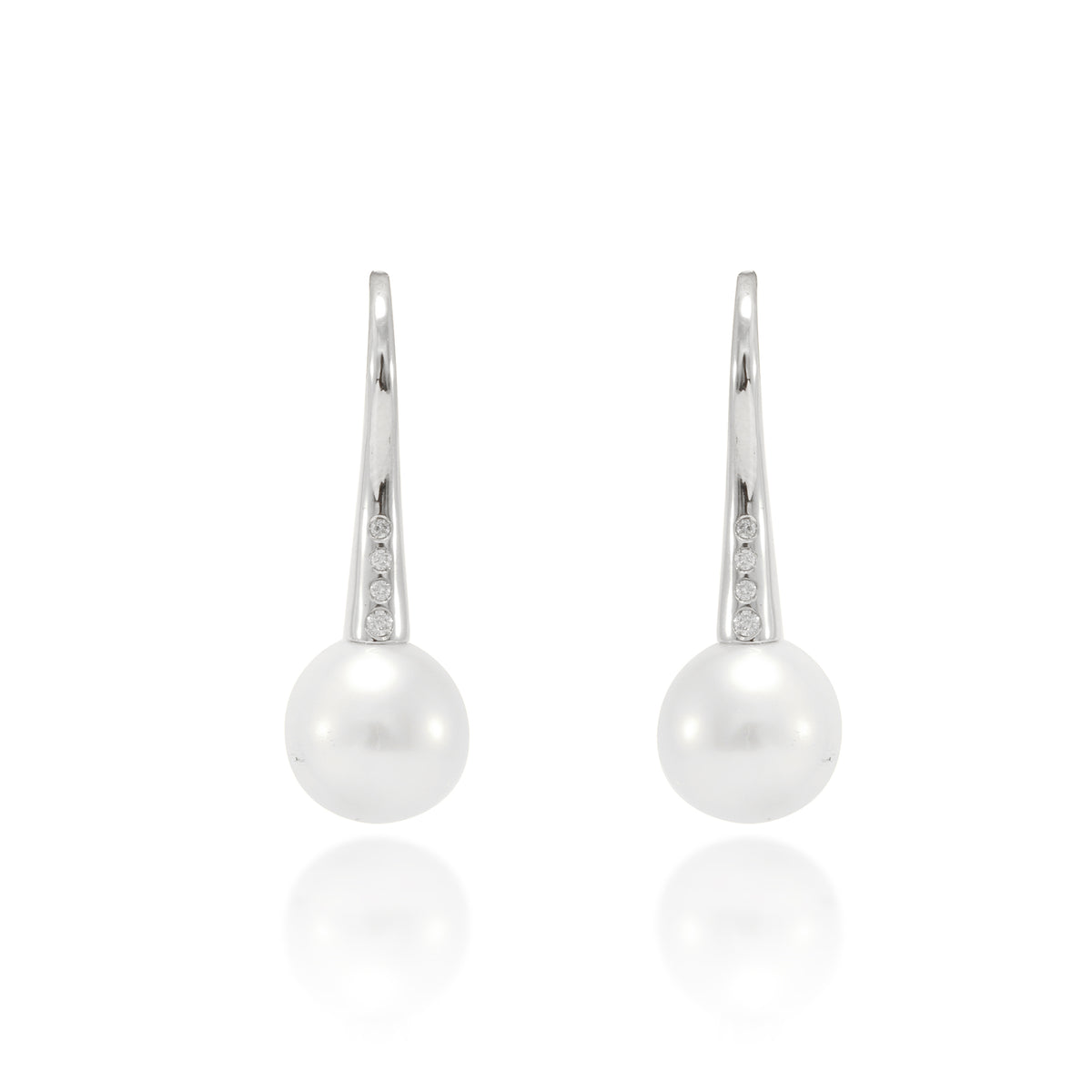 Pendientes Rosa Clará de oro blanco de 18 quilates con un total de ocho diamantes talla brillante y dos perlas australianas. Joyería Pamplona