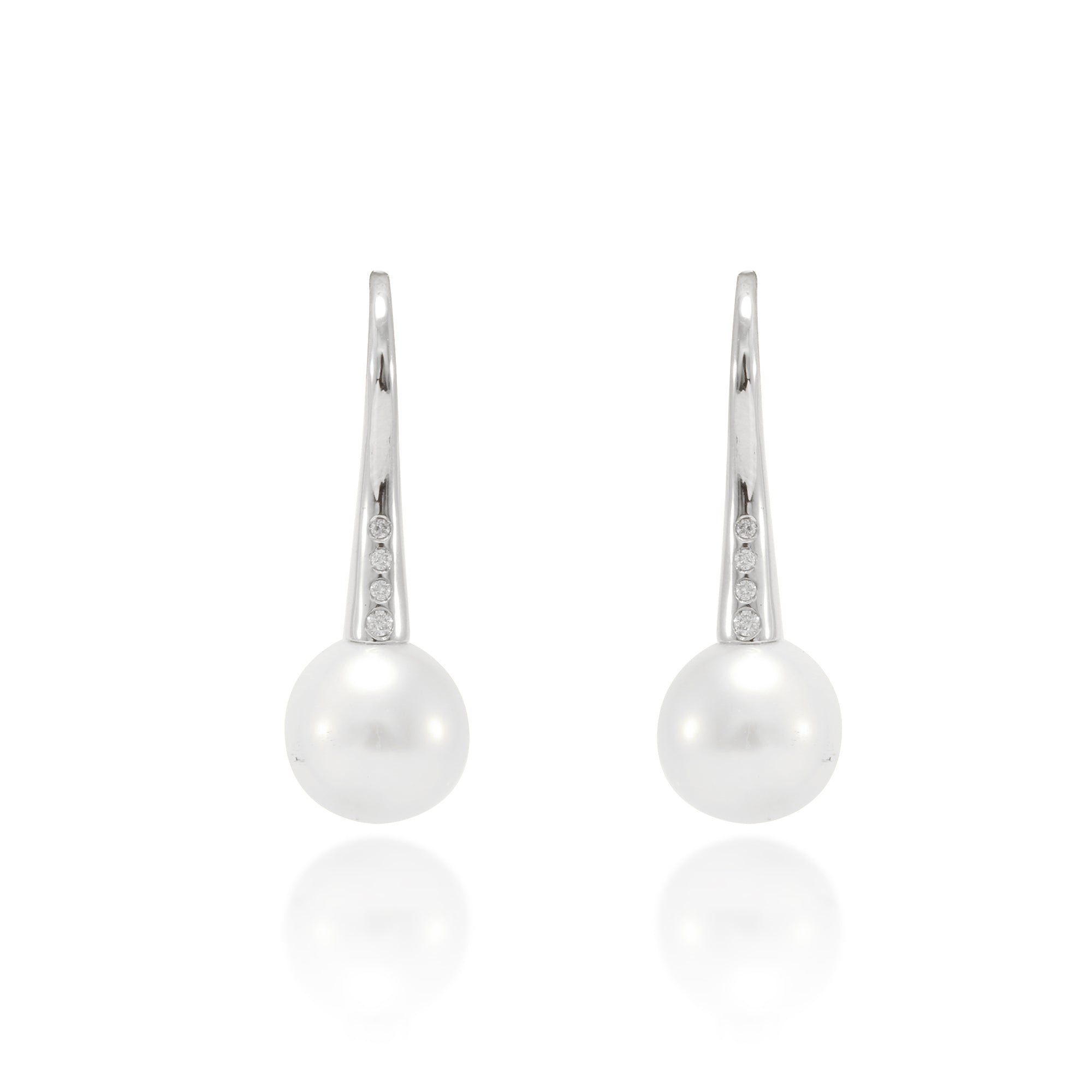 Pendientes Rosa Clará de oro blanco de 18 quilates con un total de ocho diamantes talla brillante y dos perlas australianas. Joyería Pamplona