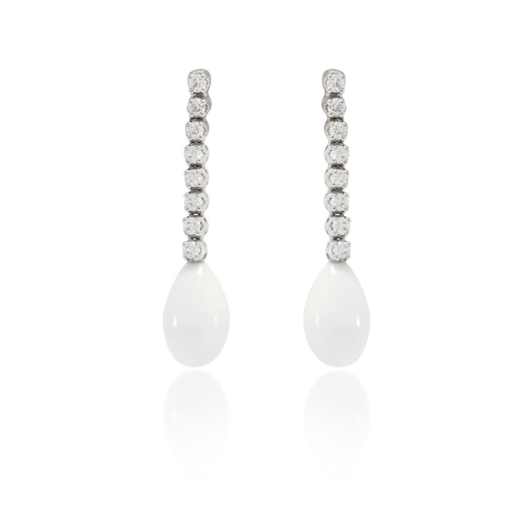 Pendientes de oro blanco de 18 quilates de Rosa Clará con dos motivos de coral blanco y dieciséis diamantes talla brillante engastados en cuatro garras con un peso de 0,8 cts.