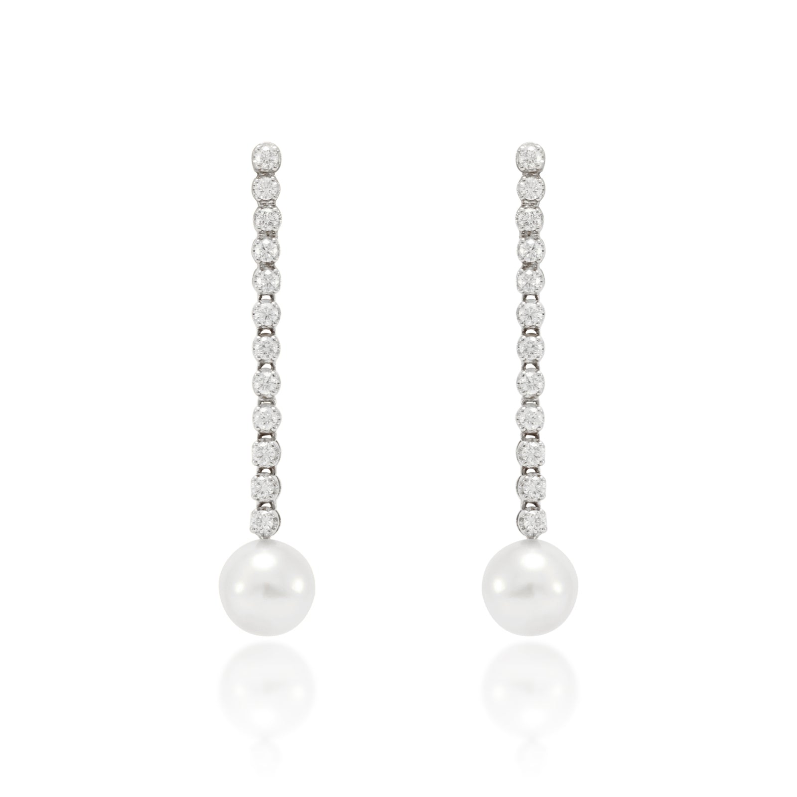 Pendientes de oro blanco de 18 quilates de Rosa Clará con dos perlas australianas y doce diamantes talla brillante en cada pendiente engastados en cuatro garras. El peso total de los veinticuatro diamantes es de 1,2 cts.