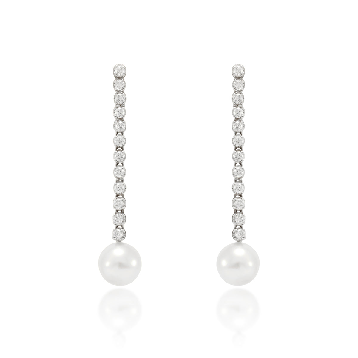 Pendientes de novia oro blanco de 18 quilates de Rosa Clará con dos perlas australianas y doce diamantes talla brillante en cada pendiente engastados en cuatro garras. El peso total de los veinticuatro diamantes es de 1,2 cts.