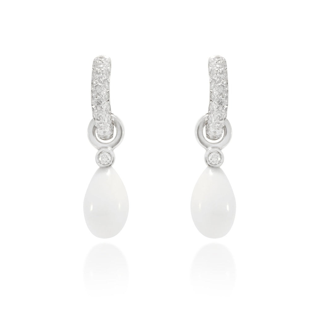 Pendientes desmontables de oro blanco de 18 quilates de Rosa Clará con dos motivos de coral blanco y diamantes talla brillante con un peso de 1,60 cts.