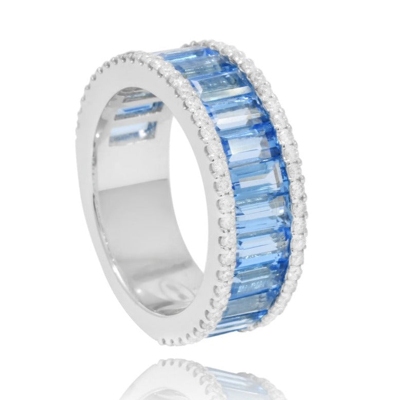 Sortija alianza en oro blanco de 18 quilates, con topacios azules y diamantes alrededor. Joyería Pamplona.