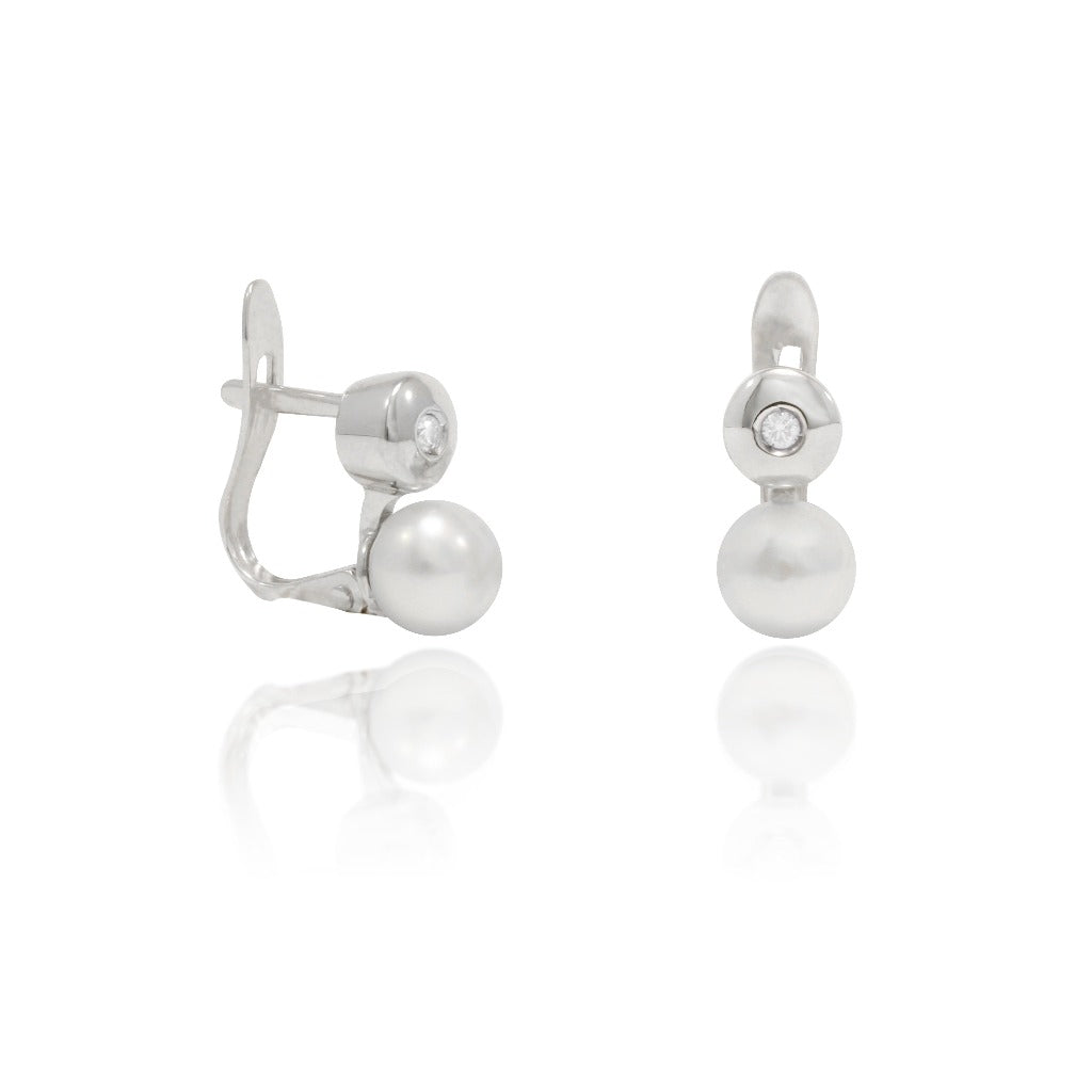 Pendiente tu y yo de chatón con perla cultivada y dos diamantes talla brillante. Pendientes de novia. Joyería Pamplona.