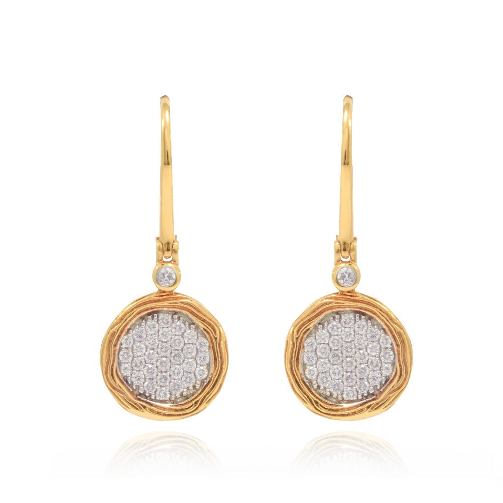 Pendientes largos de oro rosa y oro blanco de 18 quilates con pavé de diamantes. Joyería Pamplona.