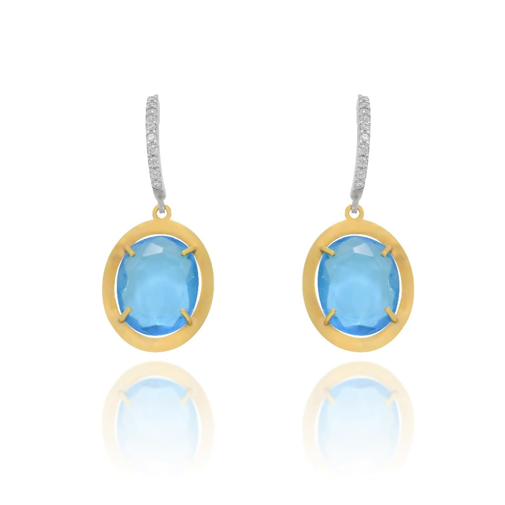 Pendientes medio aro en oro blanco de 18 quilates con circonitas blanca y azul y oro amarillo. Joyería Pamplona.