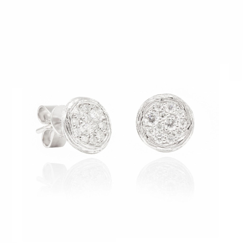 Pendientes de oro blanco de 18 quilates con pavé central de diamantes talla brillante. Joyería Pamplona.