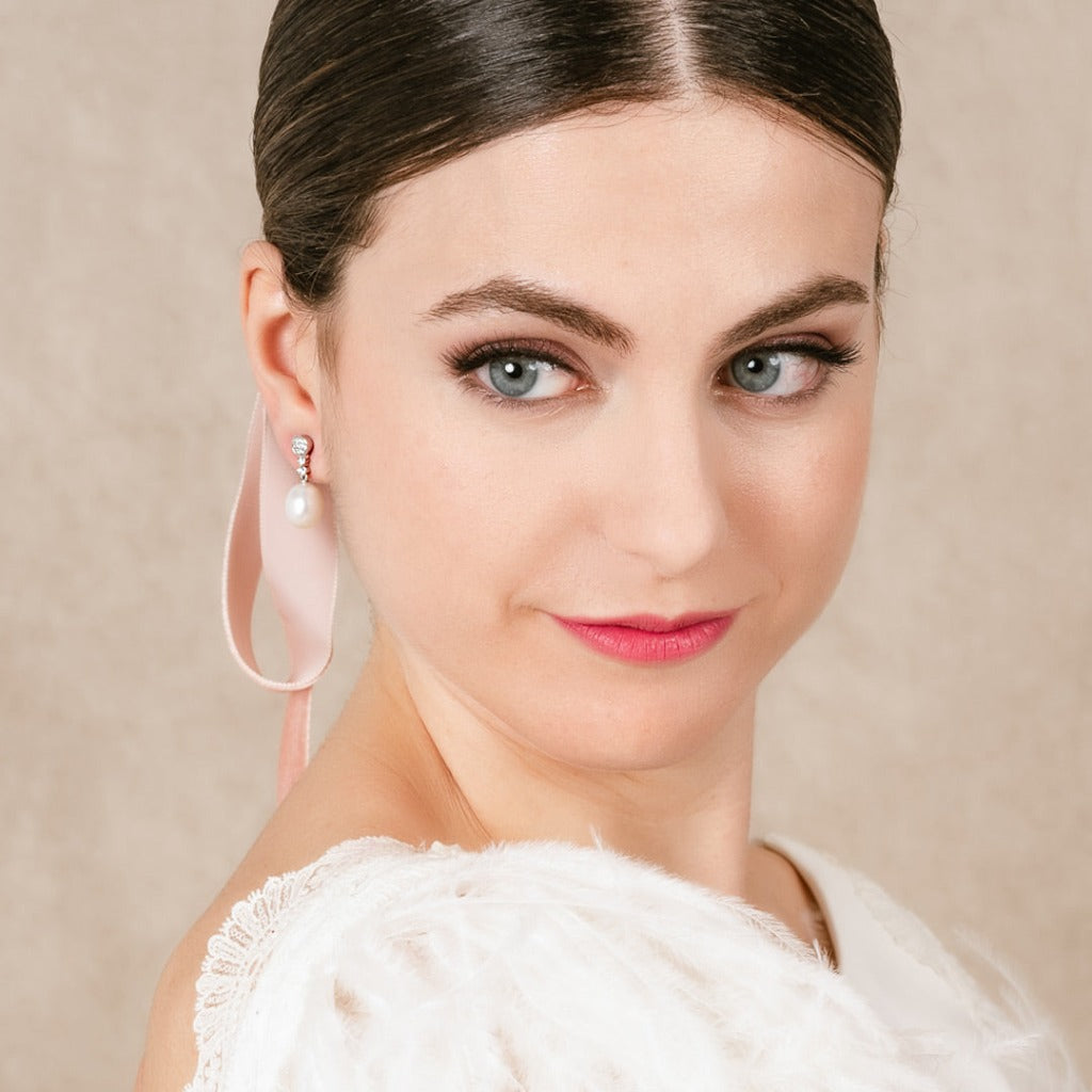 Pendientes de plata de primera ley (925) con baño de rodio y circonita blanca en pavé superior y perlas cultivadas naturales