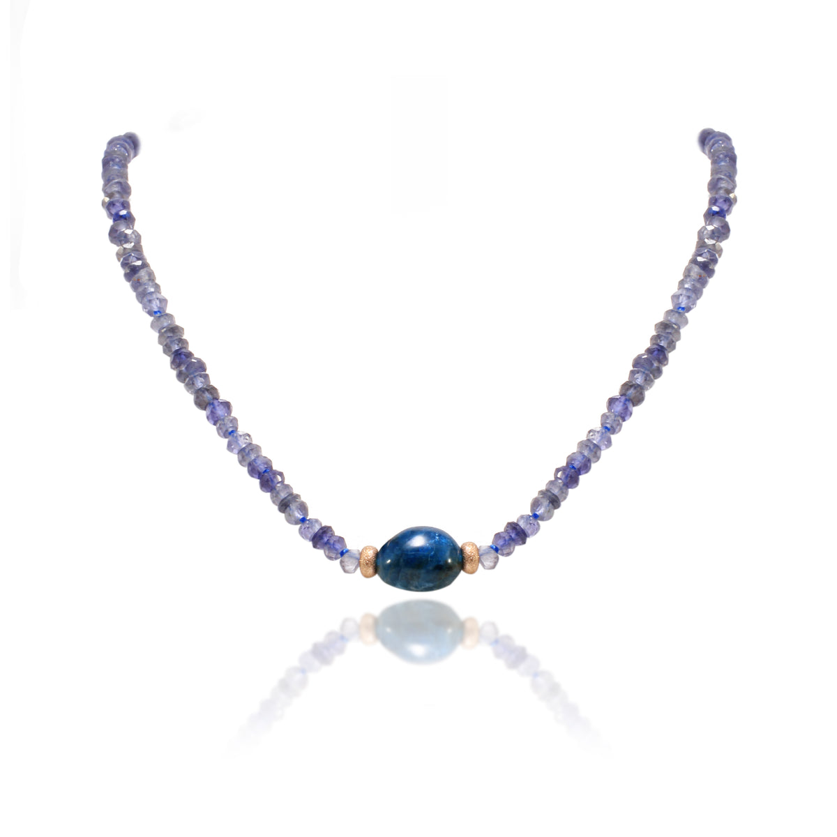 Collar de piedras naturales compuestas por iolitas y apatito, con detalles de plata de primera ley con baño de rodio rosa. 