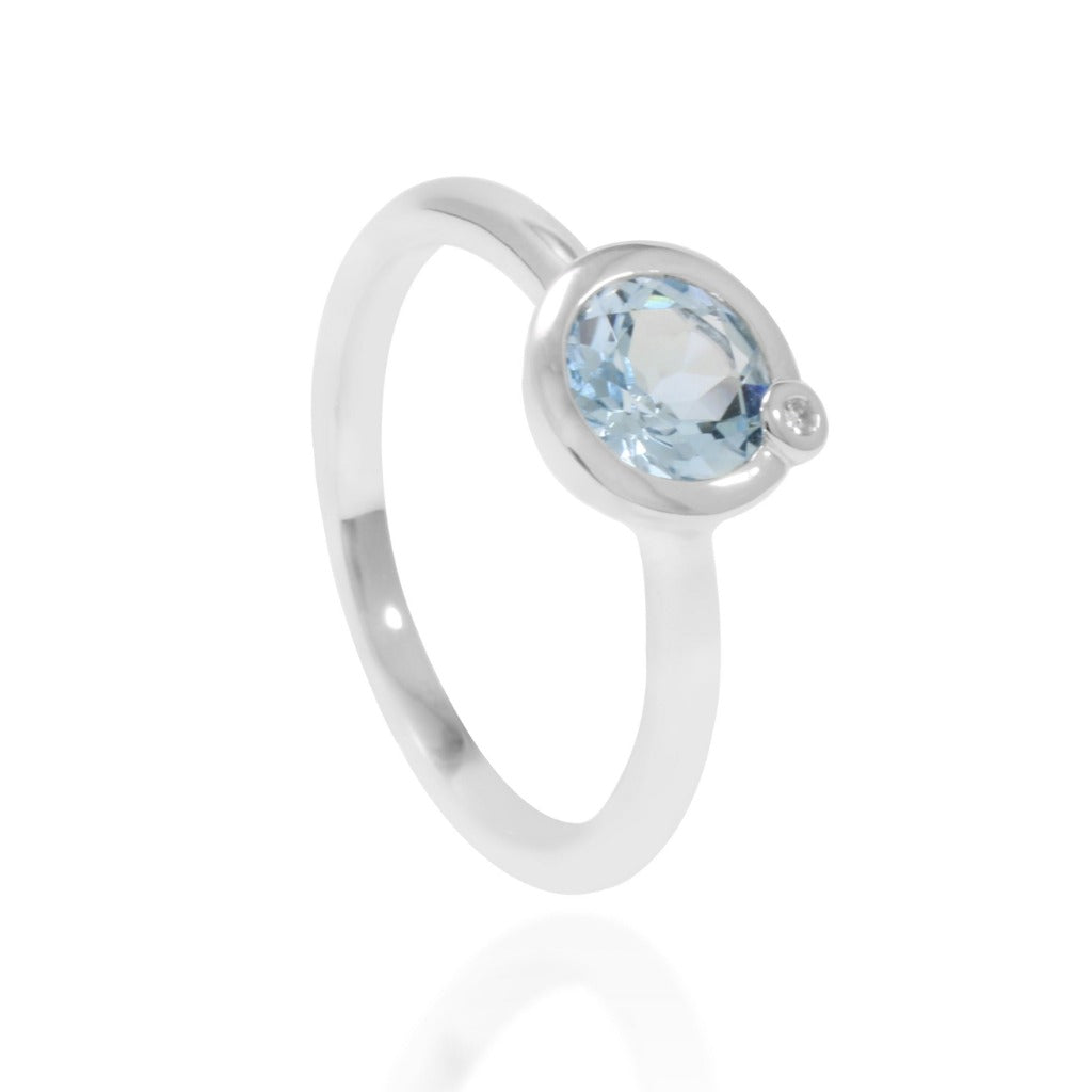 Sortija en oro blanco de 18 quilates con un cuarzo azul y un diamante. Joyería Pamplona.