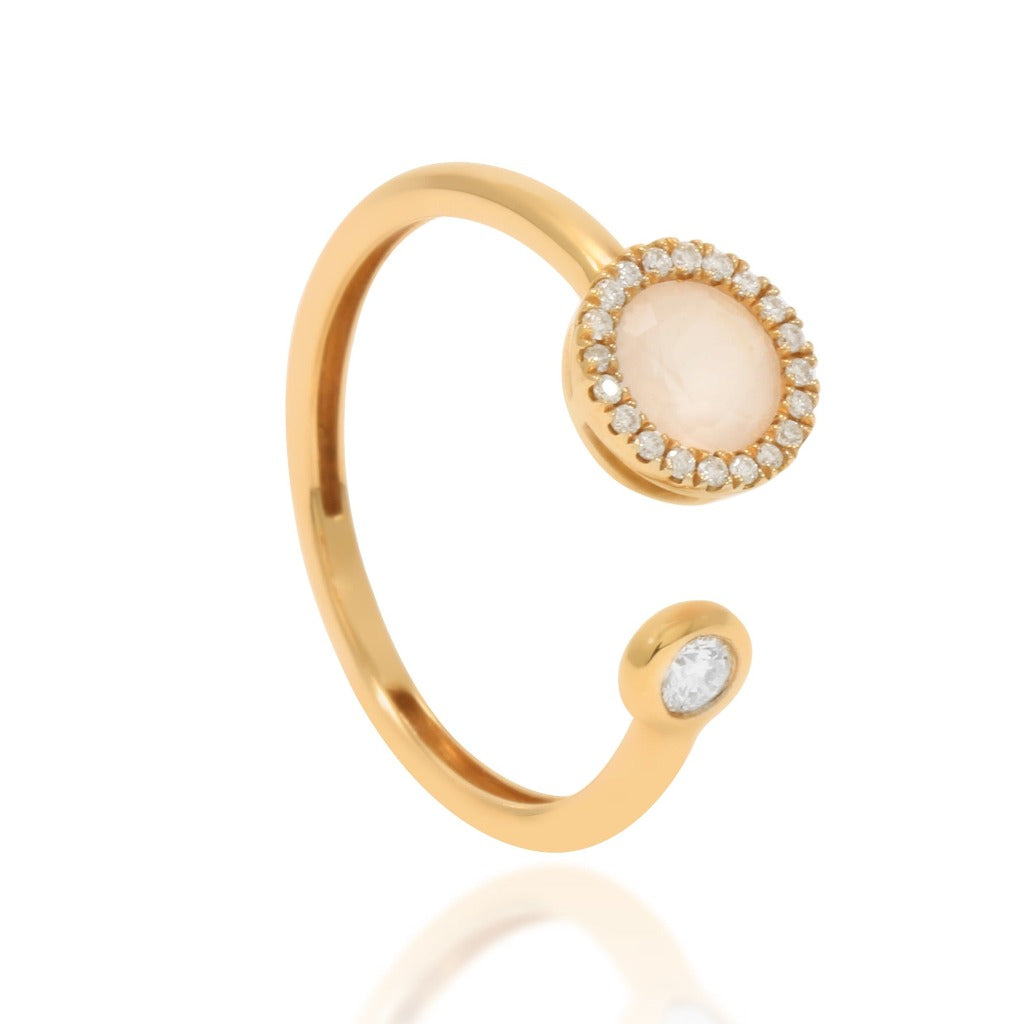 Sortija en oro rosa de 18 quilates abierta con un cuarzo rosa y diamantes. Joyería Pamplona.