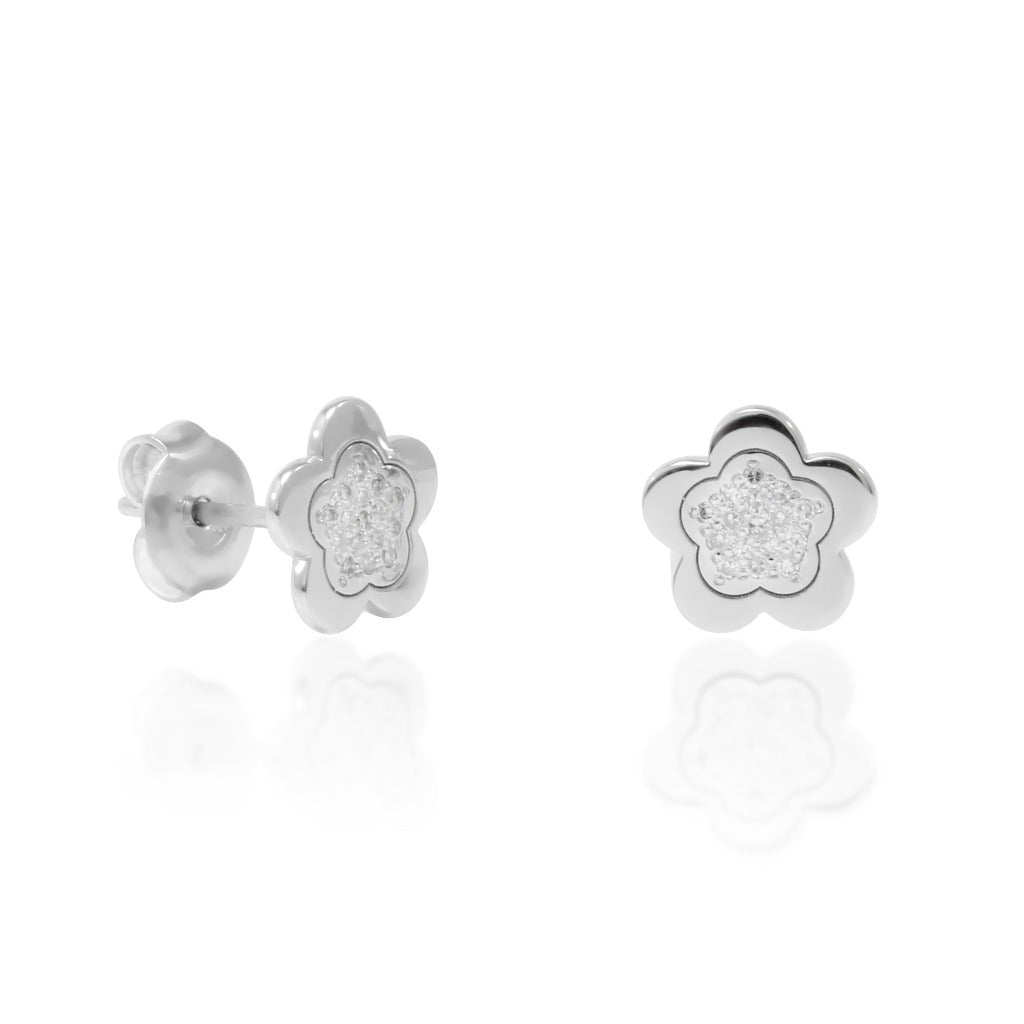 Pendientes en oro blanco de 18 quilates con forma de flor con diamantes en pavé. Joyería Pamplona.