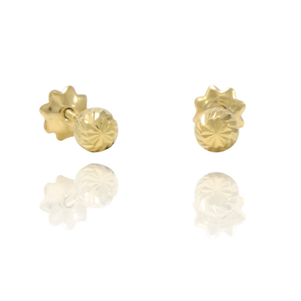 Pendientes en oro amarillo de 18 quilates, bolita facetada, cierre rosca. Pendientes de niña. Joyería Pamplona.