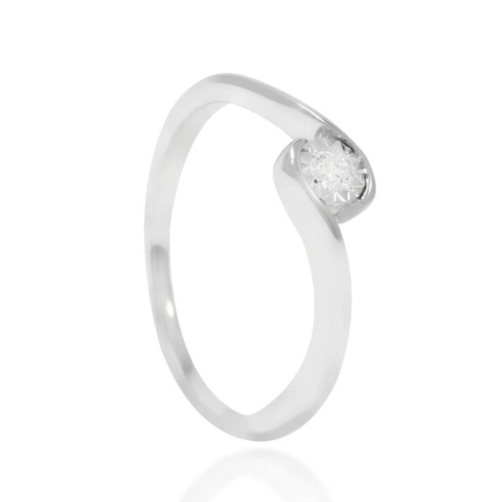 Sortija solitario en oro blanco de 18 quilates de brazo cruzado con un diamante solitario. Sortija de compromiso. Joyería Pamplona.