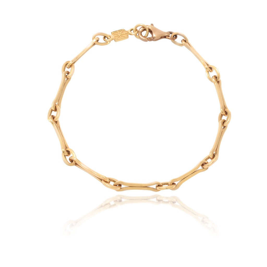 Pulsera de Navarra realizada en oro rosa de 18 quilates con el eslabón y el escudo de Navarra. 