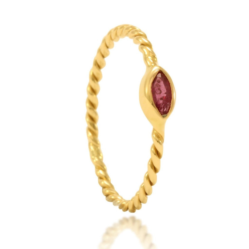 Sortija de oro rosa 18 quilates con brazos entrelazados y un rubí talla marquise. Joyería Pamplona.